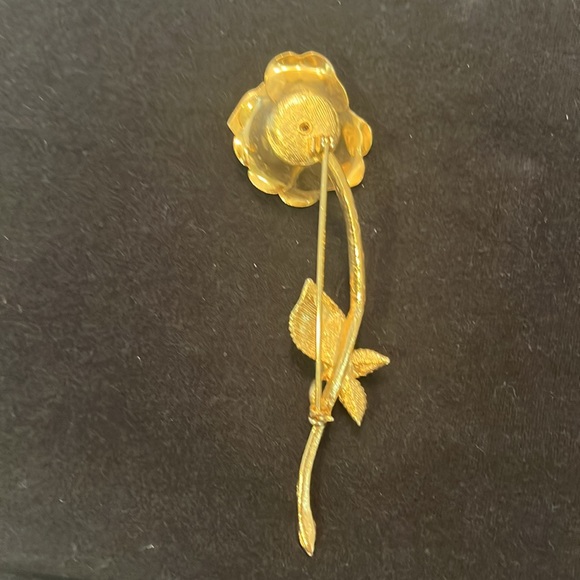 Beautiful gold toned rose brooch with matching clip earrings - Picture 4 of 4